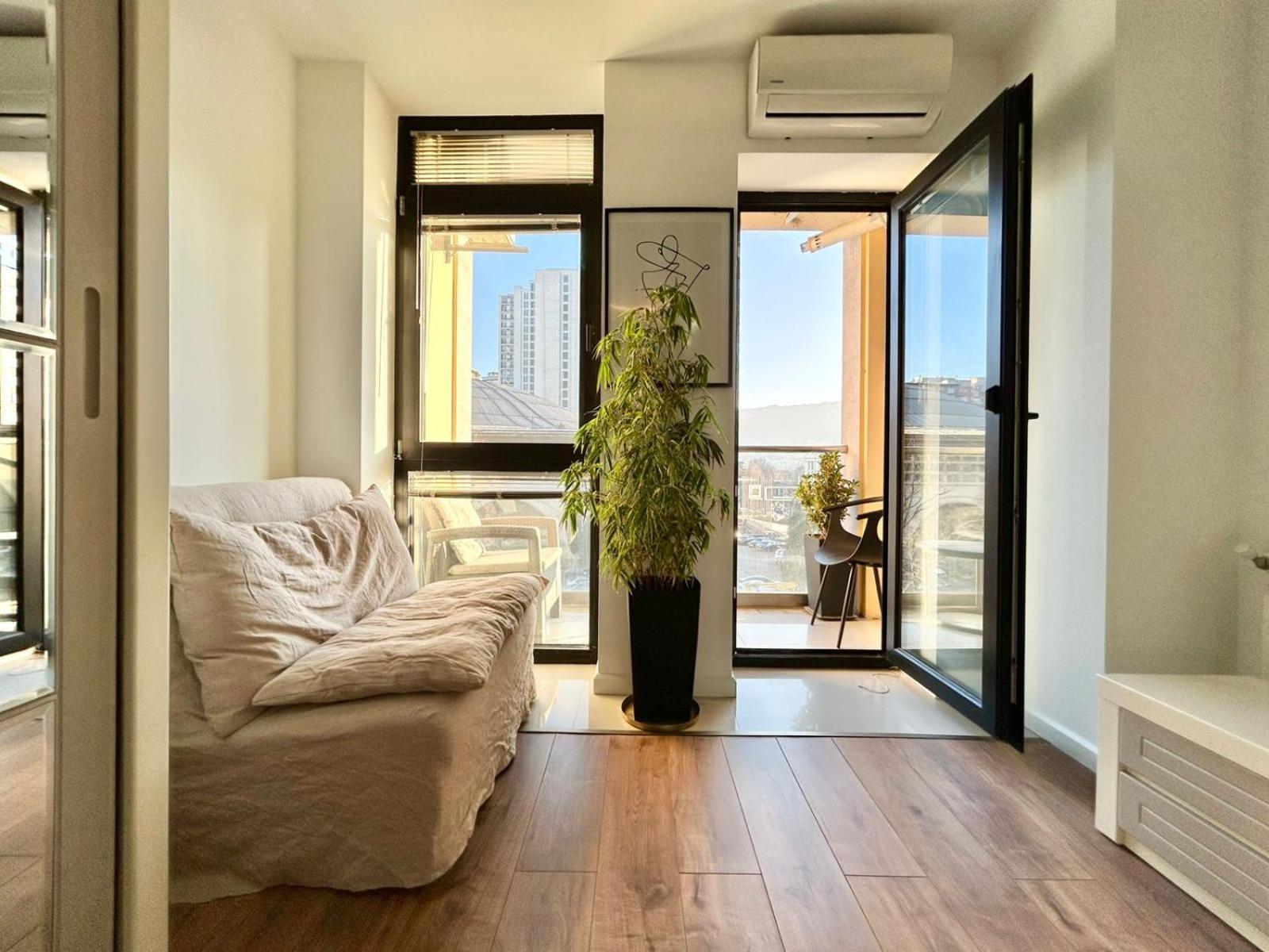 City Center - Next To Holiday Inn -2Br Apartment Tbilisi Ngoại thất bức ảnh