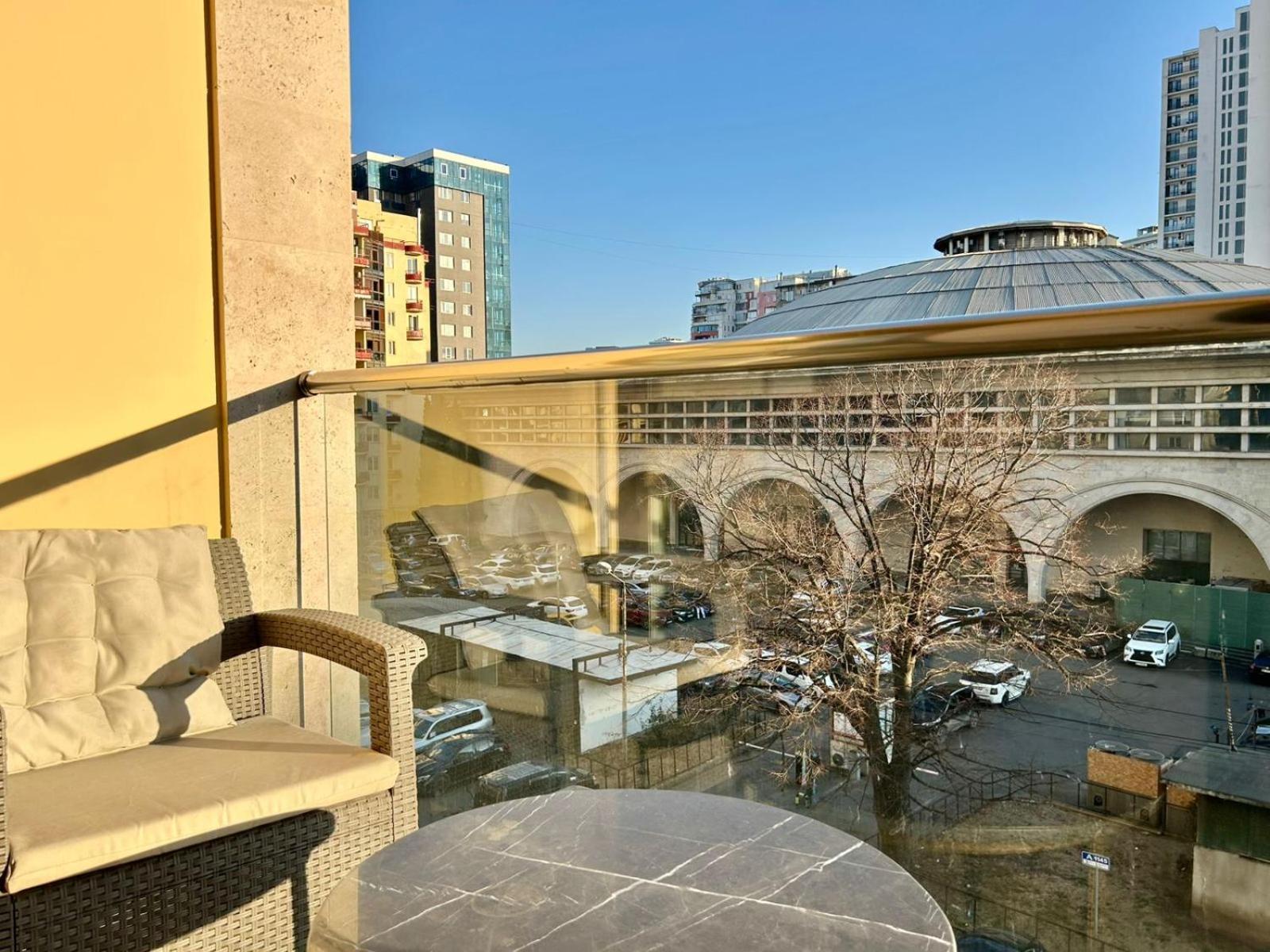 City Center - Next To Holiday Inn -2Br Apartment Tbilisi Ngoại thất bức ảnh