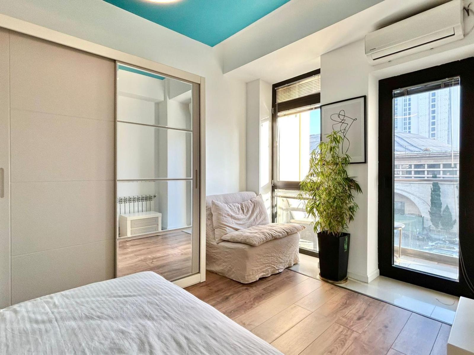 City Center - Next To Holiday Inn -2Br Apartment Tbilisi Ngoại thất bức ảnh
