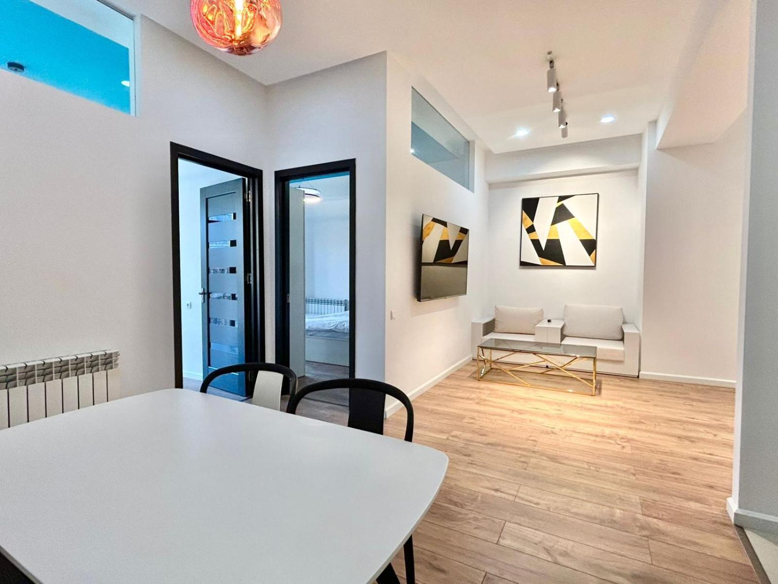 City Center - Next To Holiday Inn -2Br Apartment Tbilisi Ngoại thất bức ảnh